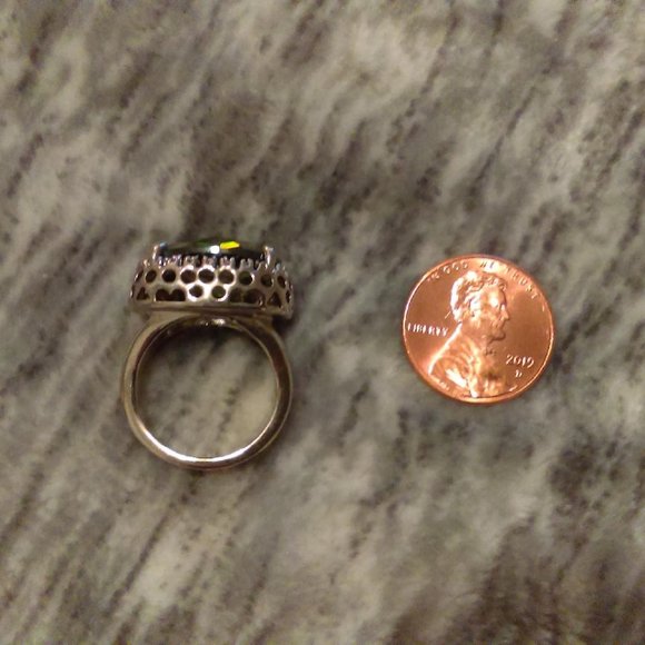 Silver tone green stone ring approx size 6 - Picture 5 of 5
